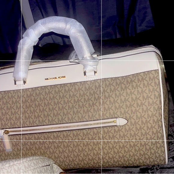 Michael Kors duffel bagAttached (100% Authentic)
Measures: 18" W x 10" H x 10" D - Picture 1 of 6